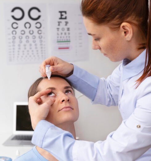 doctor-probando-la-vista-del-paciente (1)