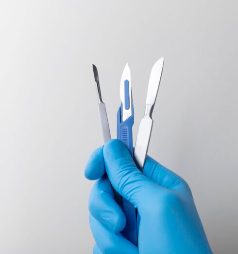 mano-con-guante-de-goma-con-bisturi-medico