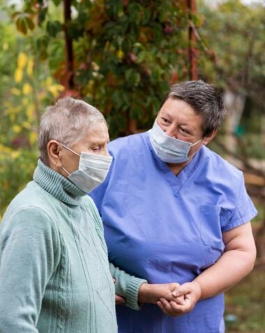 anciana-atendidos-por-enfermera