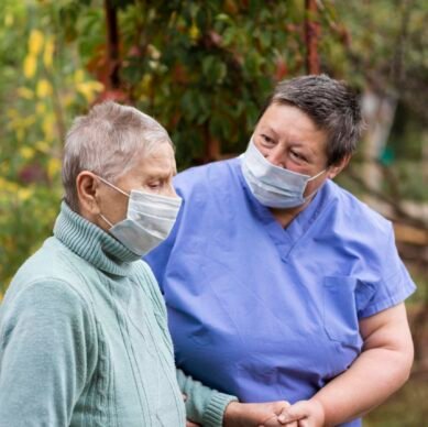 anciana-atendidos-por-enfermera